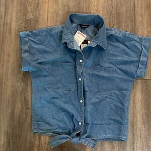 Chambray button up short sleeve top with tie front.
